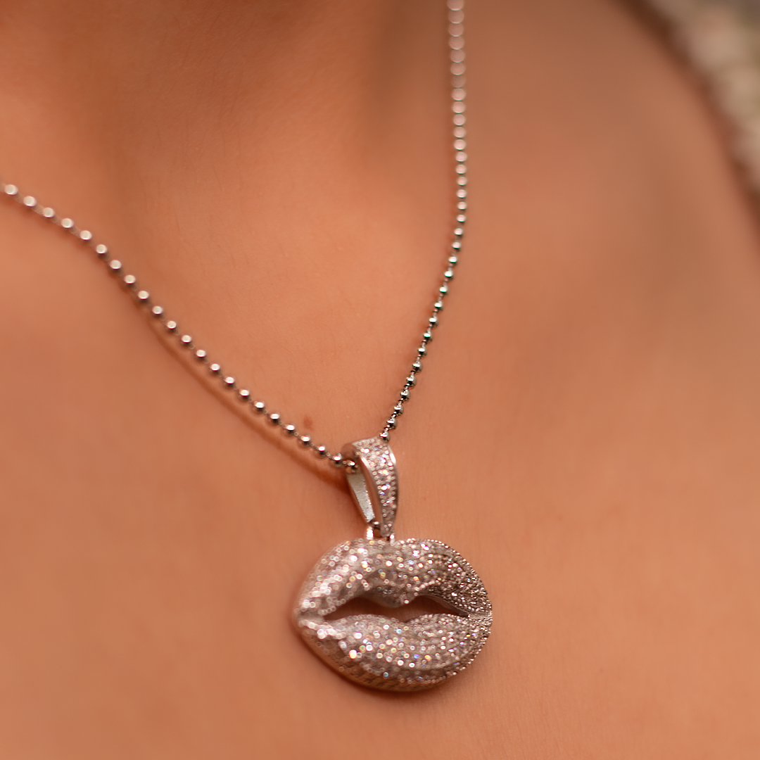 Diamond Kiss Pendant With Link Chain