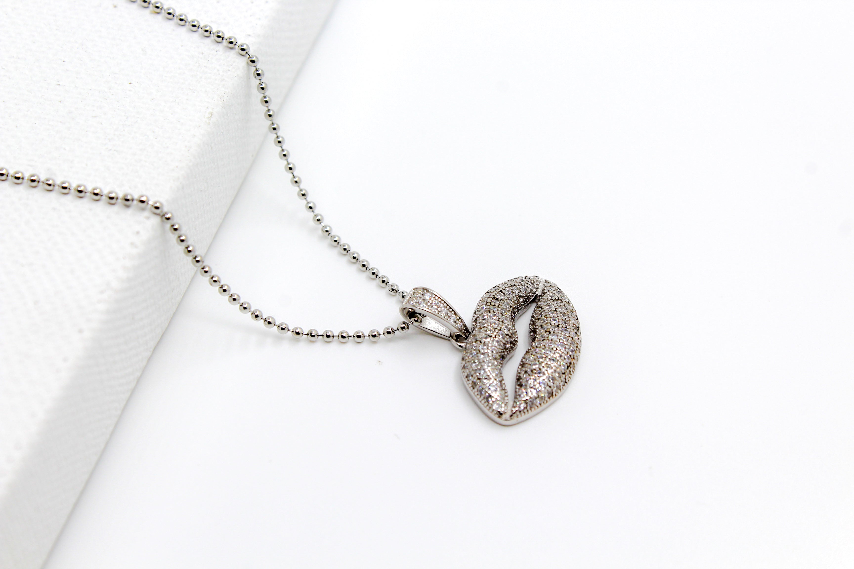 Diamond Kiss Pendant With Link Chain